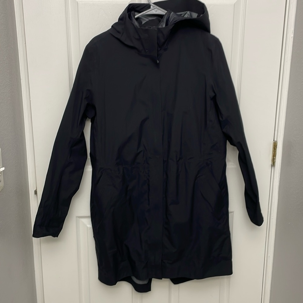 Black lululemon rain jacket size 12